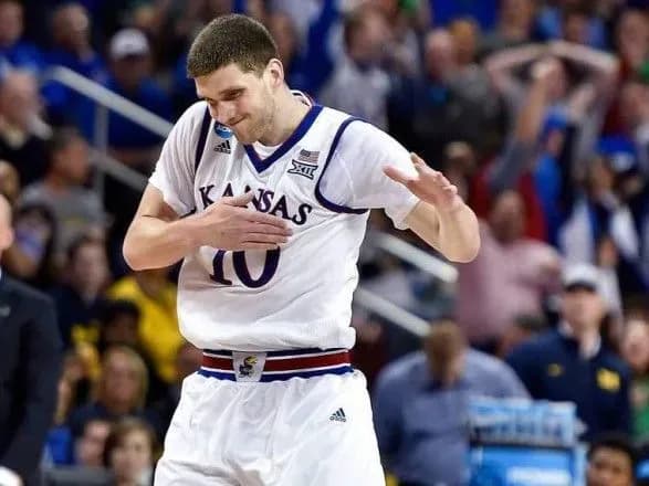 Михайлюк допоміг "Канзасу" вийти в 1/4 фіналу плей-оф NCAA