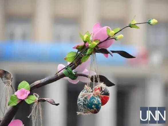 Національний рекорд: у центрі Ужгорода виставили 17 тис. писанок