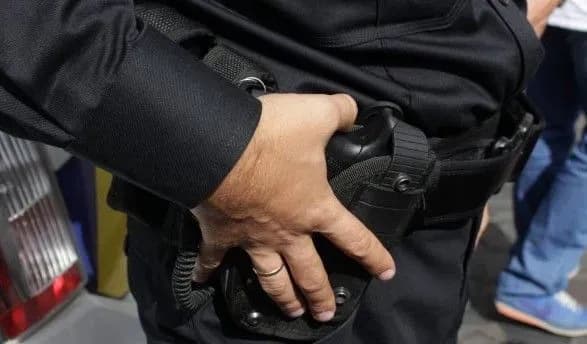 На Київщині рейдери вигнали з будинку хвору дитину