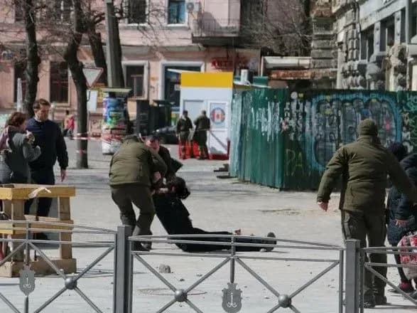 В Одесі на чоловіка впав фрагмент фасаду будинку