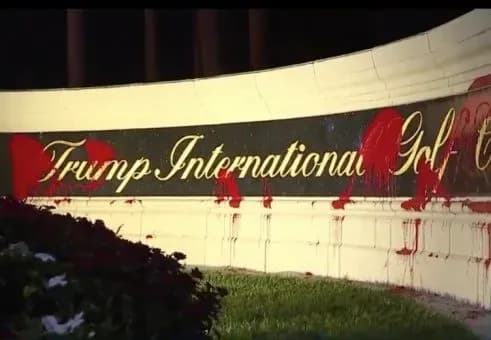 В'їзд до гольф-клубу Трампа заляпали червоною фарбою
