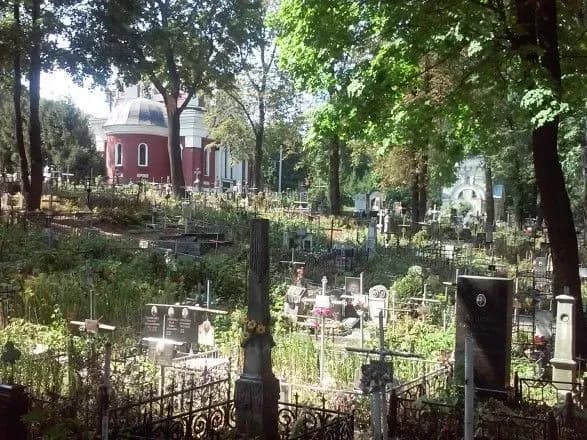Під час поминальних днів на всіх київських кладовищах чергуватимуть “швидкі”