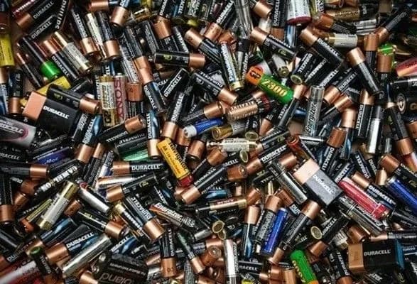 Експерт пояснив, як використовувати контейнери для небезпечних відходів