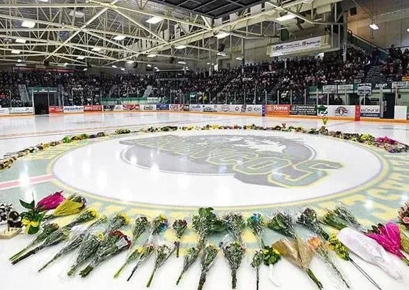 Число жертв ДТП з канадською хокейною командою зросло до 16 осіб