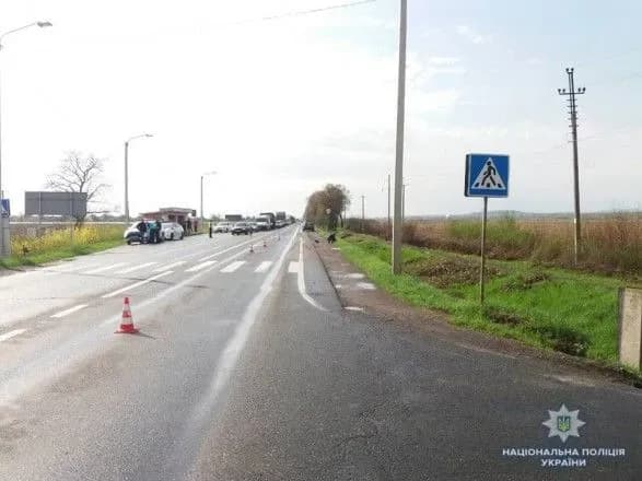 На Закарпатті чоловік на переході збив на смерть неповнолітню