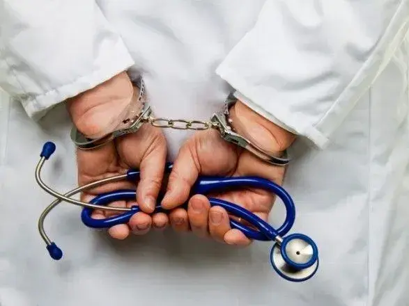 Посадовець КМДА і лікар вимагали хабар за довічну групу інвалідності