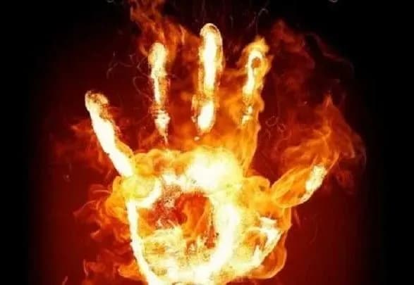 У центрі Сімферополя спалили портрети Трампа, Мей і Макрона