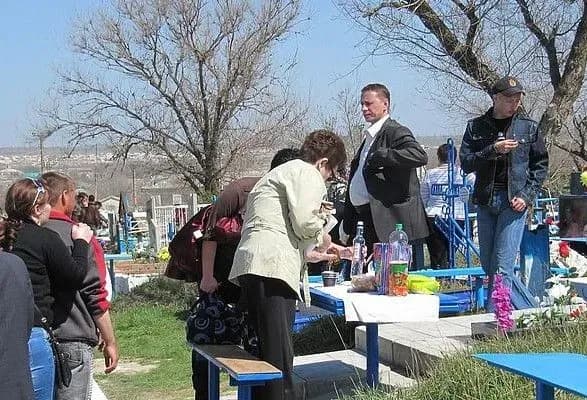 Поминальна неділя: швидку на кладовища Києва викликали переважно через сп’яніння