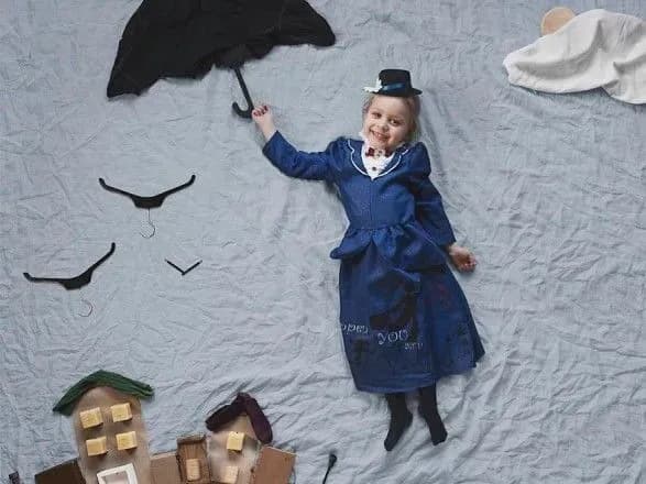 “Епізод зі стелі”: як мати та її доньки створюють казковий світ у себе вдома