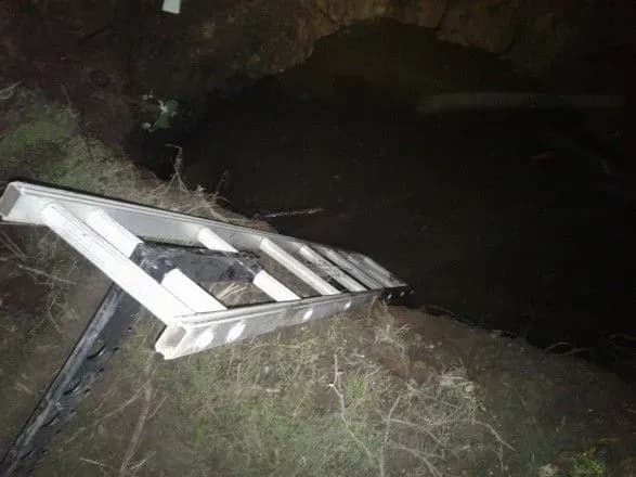 На Донеччині у смерті 5-річної дівчинки, яка потонула в ямі з водою, звинувачують комунальників