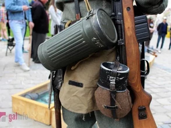 Виставку зброї та одностроїв дивізії CC “Галичина” відкрили у центрі Львова