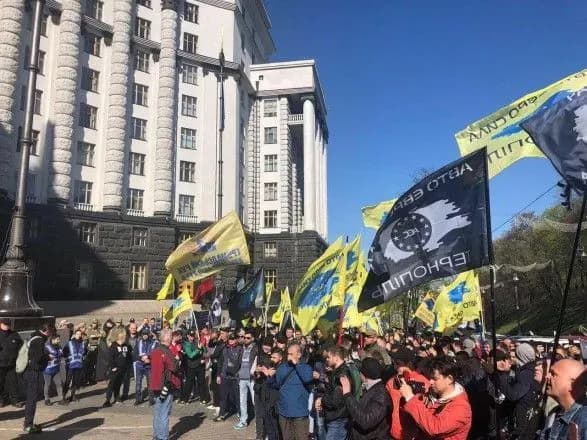 Вимоги "АвтоЄвроСили" не допустити підвищення цін на паливо були передані Гройсману