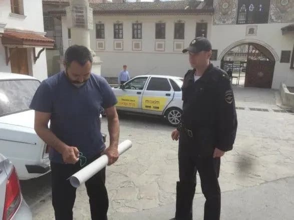 Біля Ханського палацу в окупованому Криму влаштували одиночні пікети