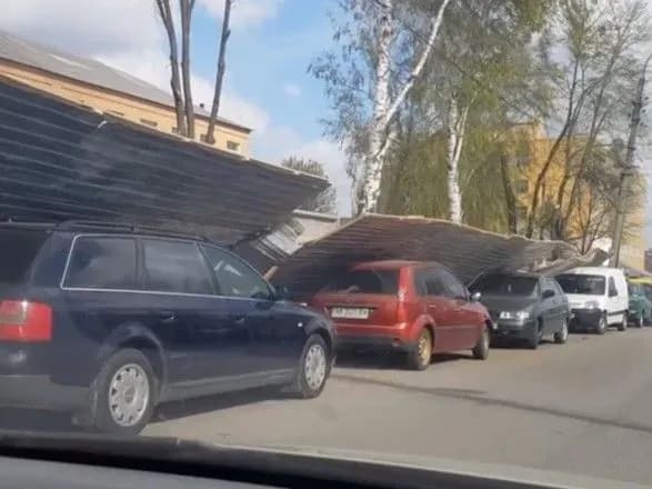 У Вінниці металевий паркан "придавив" 5 припаркованих автомобілів