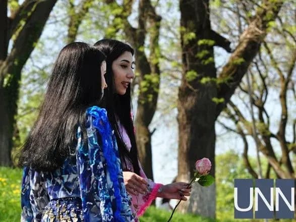 Центром Ужгорода пройшла святкова хода ромів