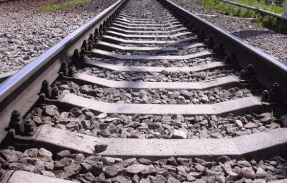 Компанія молодиків закидала камінням локомотив у Бердянську