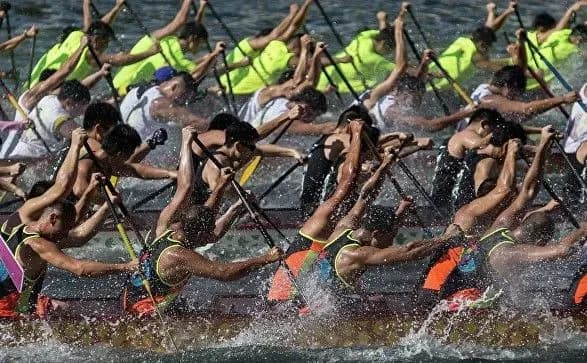 Зіткнення "драконових" човнів у Китаї: 17 загиблих