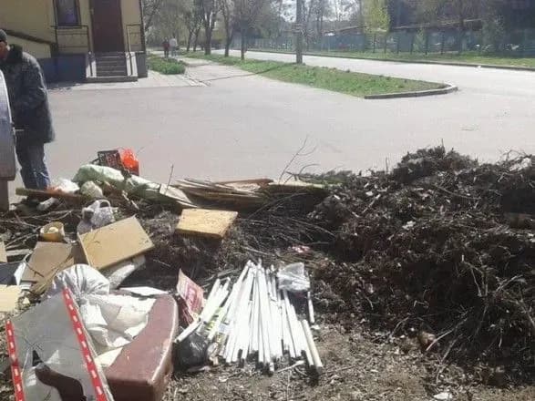 Полтавчани викинули токсичні лампи поблизу дитячого садочка