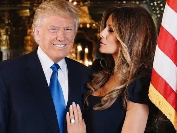 Подружжя Трампів подарує Макрону частину оббивки антикварного стільця з Білого дому - ЗМІ