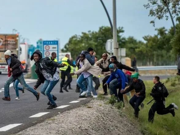 Франція зробила крок до посилення міграційного законодавства