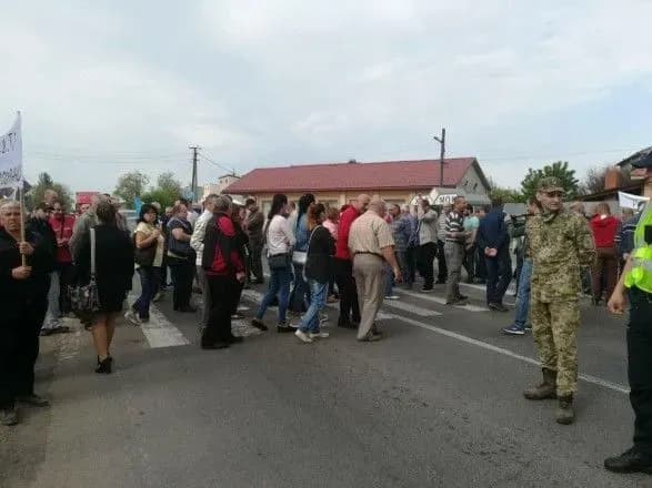 Селяни на Закарпатті перекривали міжнародну трасу “Київ-Чоп”