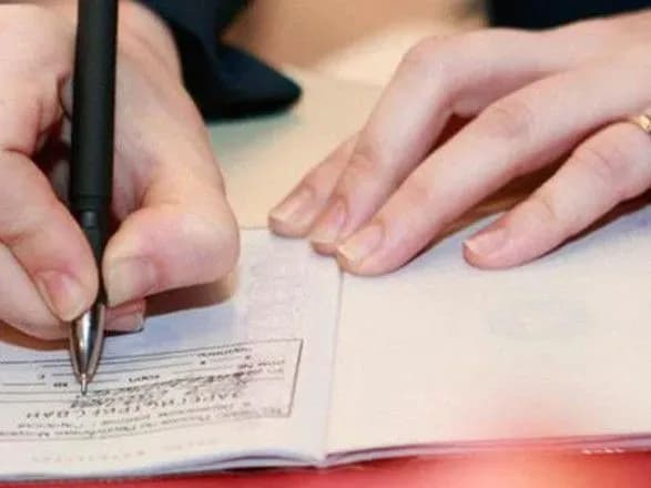 Понад 63% дітей в Україні проживають без "прописки"