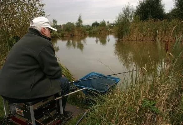 В Києві рибалка витяг з води тіло чоловіка