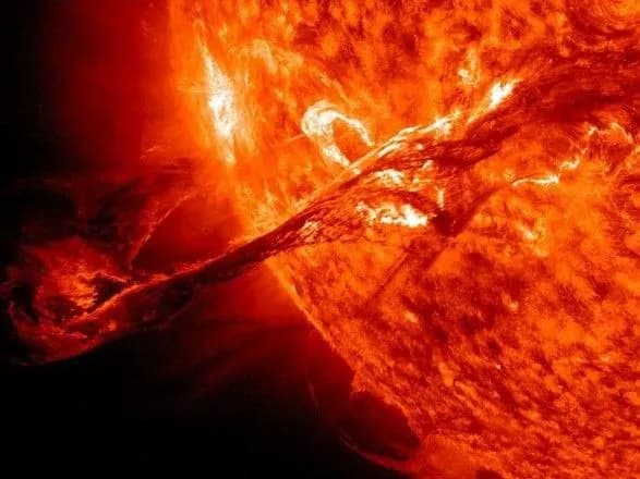 У центрі Сонця утворилася величезна пляма