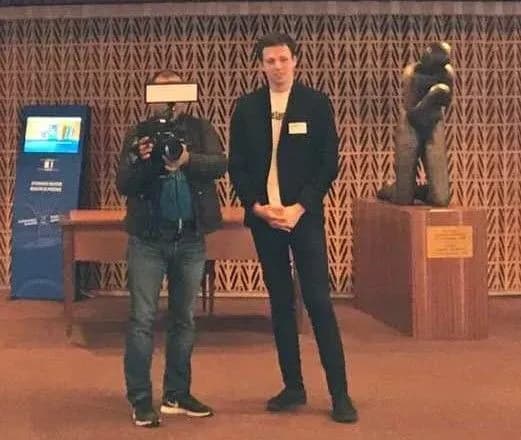 Російський журналіст в ПАРЄ одяг футболку з написом “free Savchchenko”