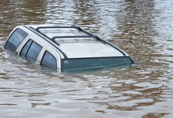 П'яний водій після зауваження поліції сів за кермо і "злетів" у річку
