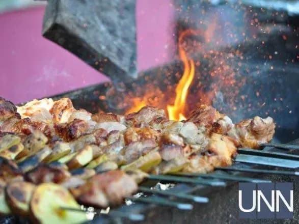 Мед, вино, сир і м′ясо: в Ужгороді розпочався "АгроСакураФест"