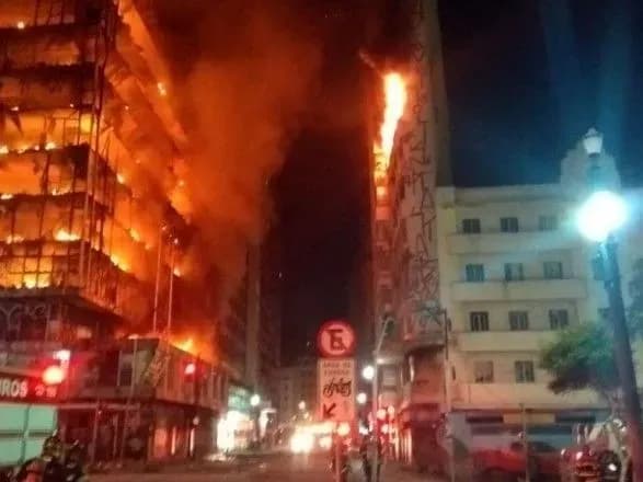 Палаючий хмарочос обвалився у Бразилії