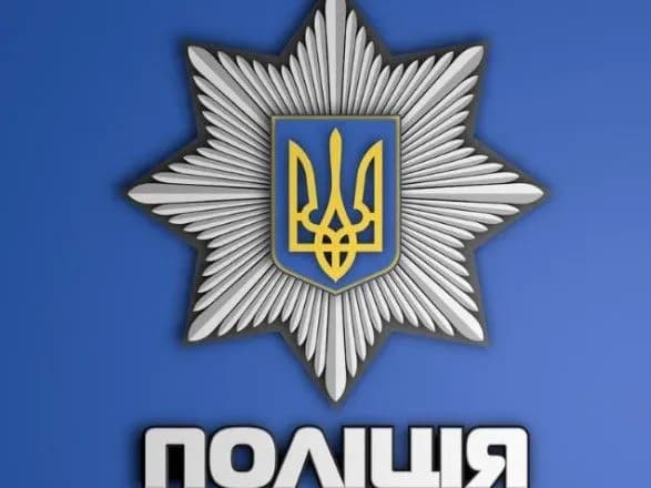На Троєщині невідомий вирвав з вух жінки сережки та втік