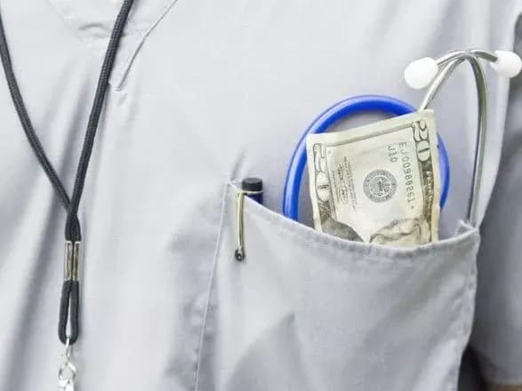 Чиновниця медкомісії хотіла розжитися 1500 дол. на хабарі від інваліда дитинства