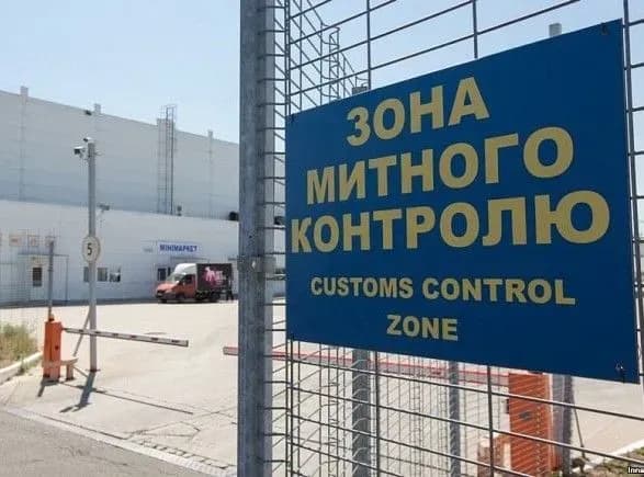Чоловік хотів вивезти за кордон приховану в автівці 5-річну дівчинку
