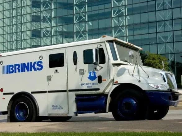 З броньованої вантажівки в США на дорогу висипалось 600 тисяч доларів