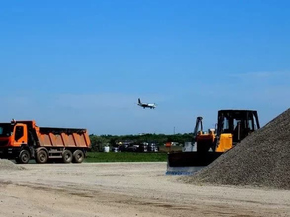 Омелян сказав, скільки витратять на злітно-посадкову смугу в аеропорту Одеси