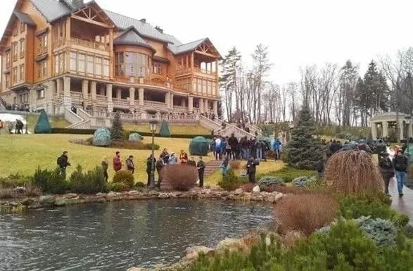 Свідок: після від'їзду Януковича з Межигір'я активісти Майдану вивозили майно