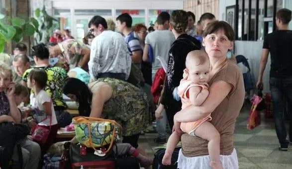 Понад 27% жінок-переселенок змушені економити на продуктах - дослідження