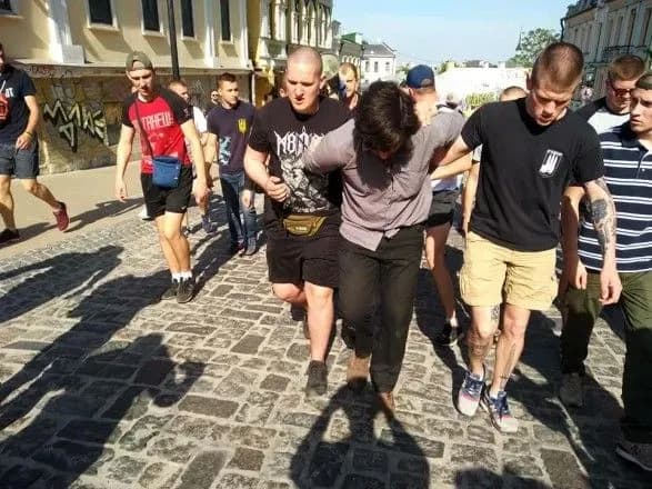 Націоналісти затримали та привели до СБУ бойовика Лусваргі