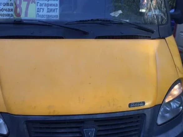 У Дніпрі водій маршрутки збив 19-річну дівчину і поїхав далі