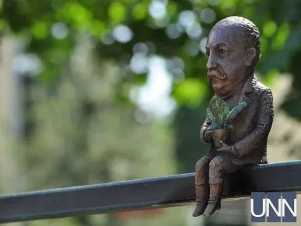 Дендросад в Ужгороді тепер оберігає його засновник, втілений у мініскульптурі