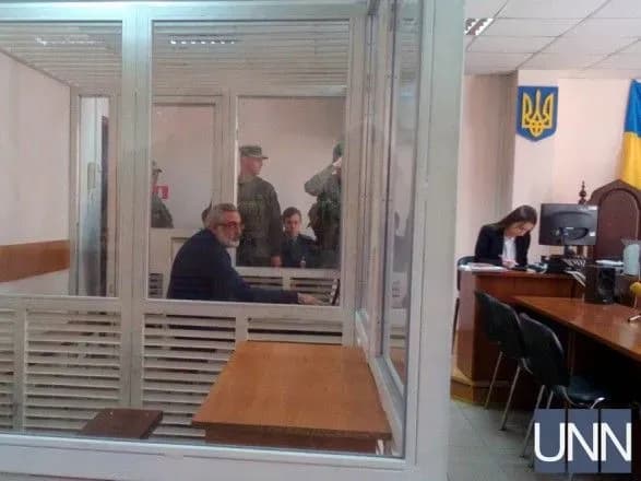 Суд дозволив директору табору "Вікторія" вийти зі скляного боксу