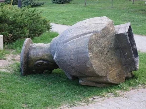 Вночі повалили бюст маршала Жукова у Харкові