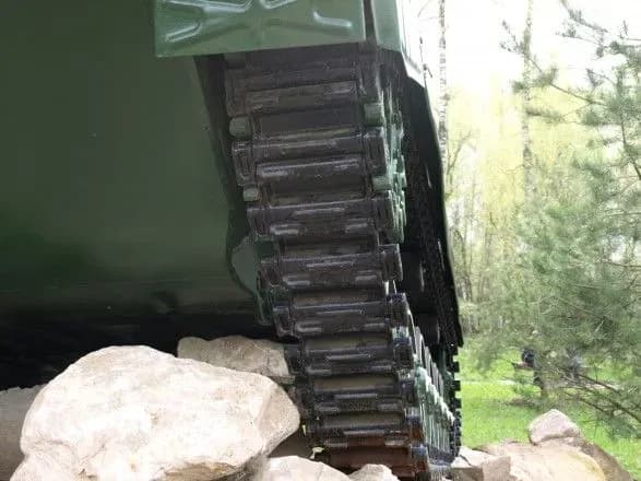 Харківський авіазавод випустив траки для БМП