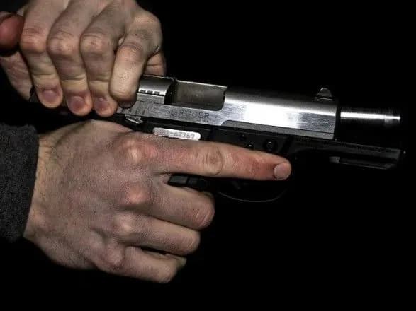 У центрі Києва невідомі обстріляли автомобіль