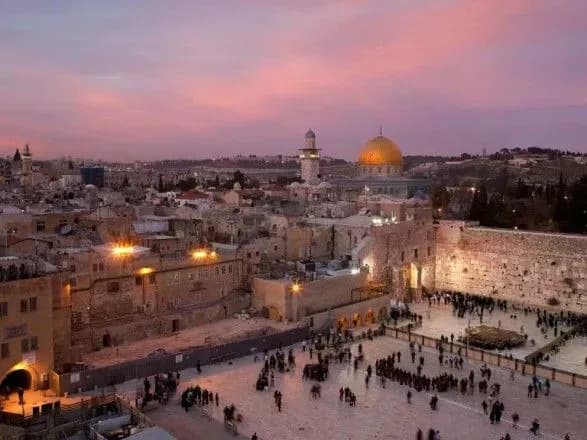 В Єрусалимі почали встановлювати дорожні знаки посольства США