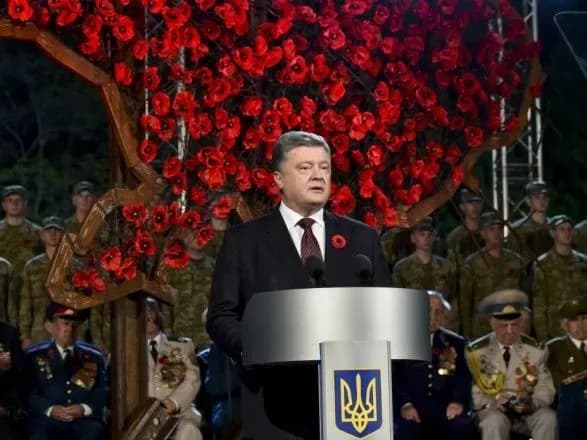 Порошенко про святкування Дня Перемоги : Ми кажемо – "ніколи знову", вони кажуть - "можем повторить"