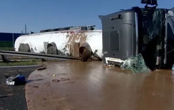 У Польщі трапилась "солодка ДТП": на дорогу вилилося 24 т шоколаду