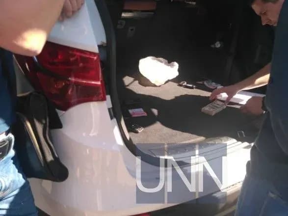 Назвались співробітниками СБУ і вимагали гроші у підприємця: у Києві затримали шахраїв